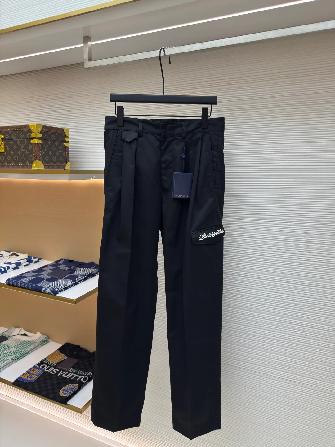 LOUIS VUITTON wool embroidered trousers ●Authentic product: purchased and developed by 10036 ●Item number: 1680059-B05 ●Fabric: wool fabric ●Technology: embroidery production ●Version: fitted version ●Weight: about 505 grams ●Size: 46-48-50-52 ●Description: Exclusive custom-woven twill fabric 30% wool blended trousers are more drapey Bag cover logo brand embroidery Customized emblem woven label, overall trousers workmanship, trousers pleats and perm marks are perfectly restored in three dimensions. The overall wiring is straight and delicate, the fabric is comfortable and soft, and the color is consistent without color difference. It can be matched with the same style to create a fashionable look and control various occasions. Customized accessories, complete with three standards, same style for men and women!